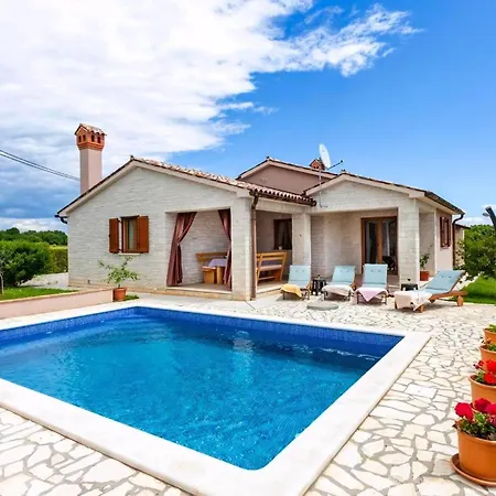 Mirela Mit Garten Und Einem Schoenen Pool * Barban